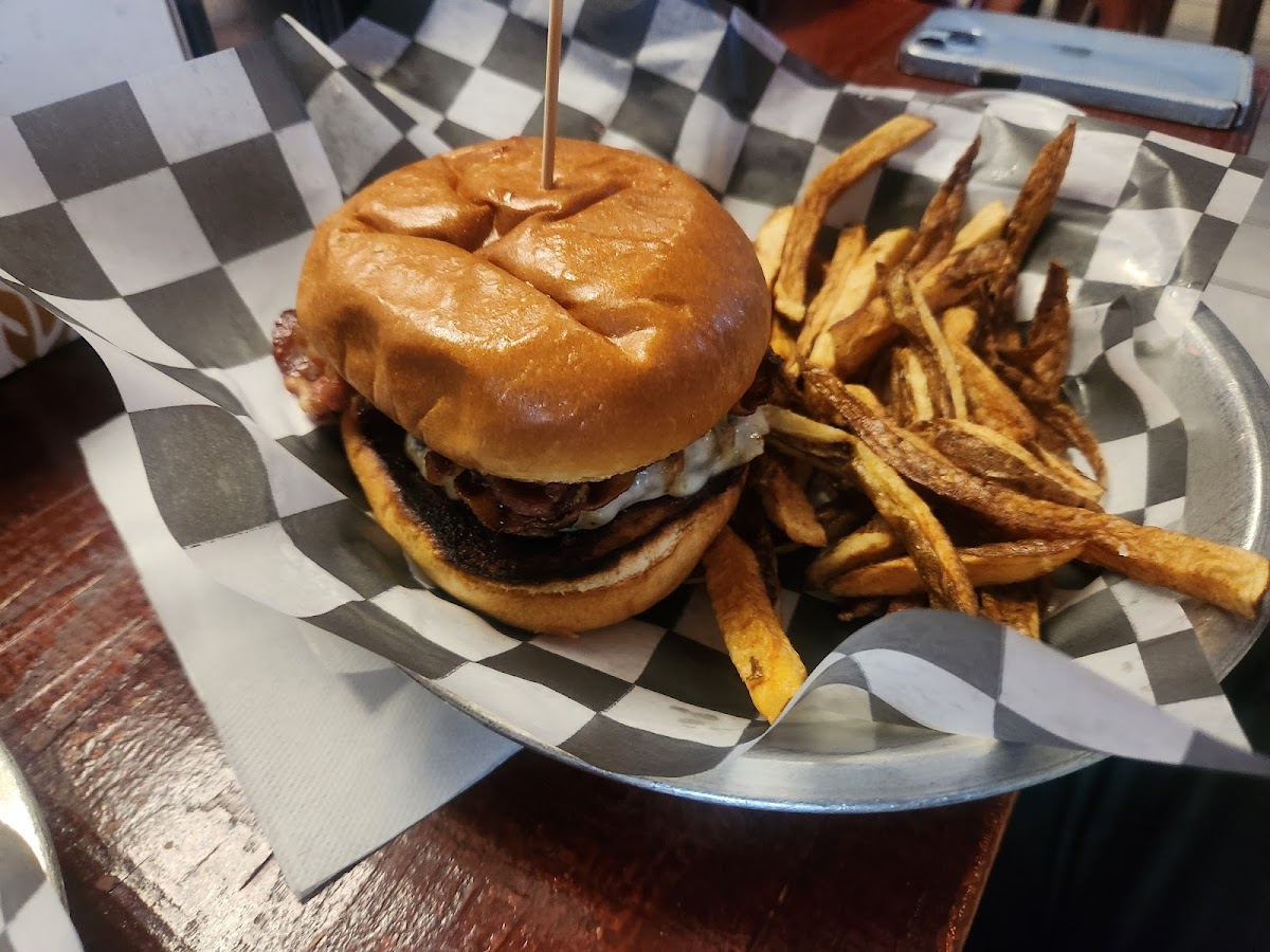 Pickles Eatery & Bar-5