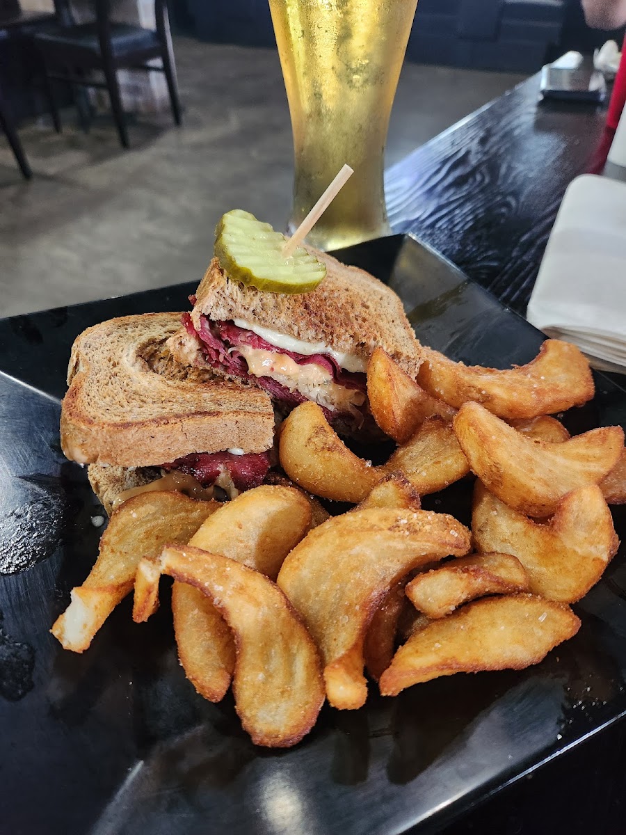 Buckets Sports Bar & Grill-4