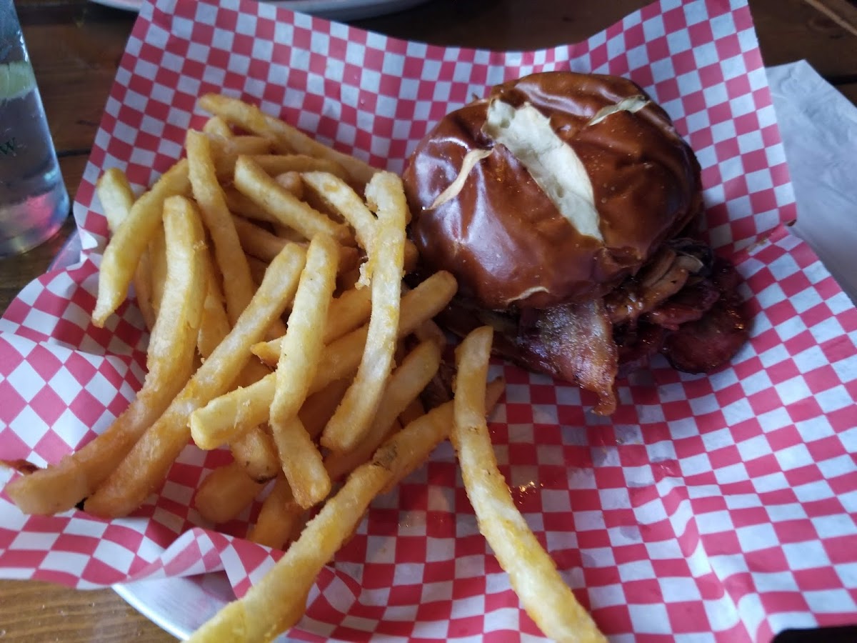 Kick Switch Bar And Grill-4