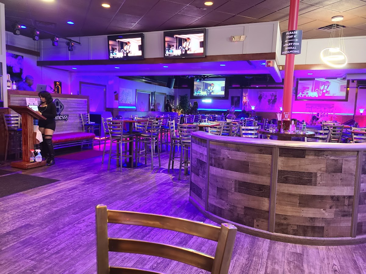 Manhattan Sports Bar & Lounge