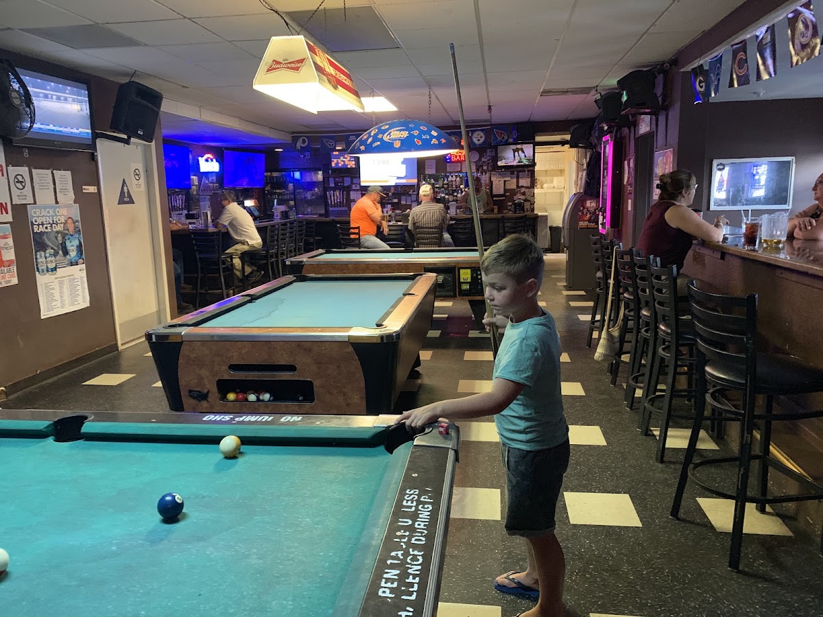Family Pizza & Cocktail Lounge-3