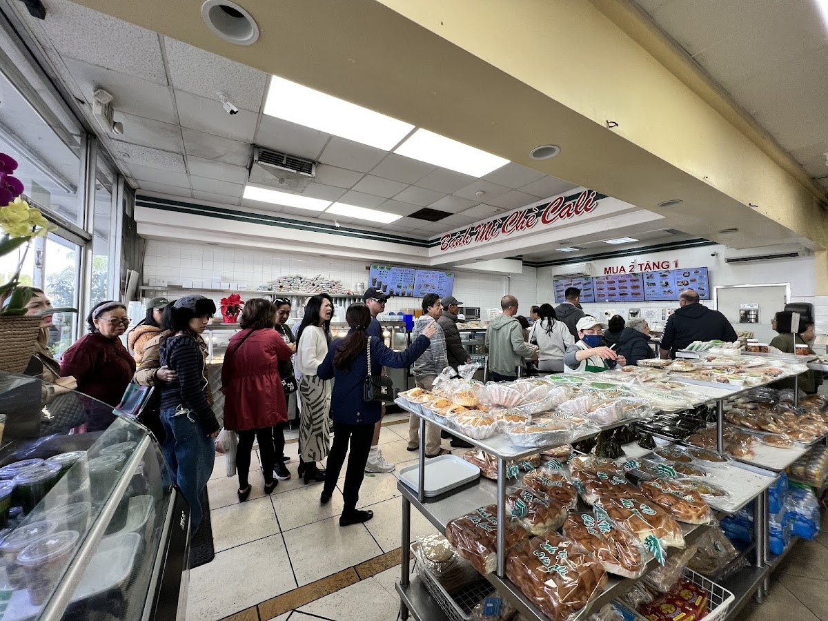 Banh Mi & Che Cali Bakery-3