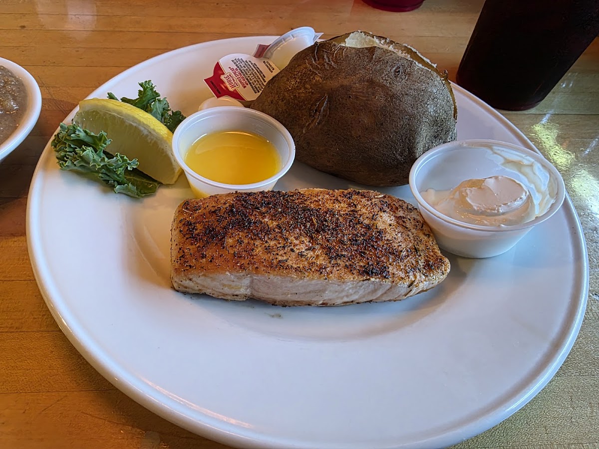 Henny's Grill & Bar-4